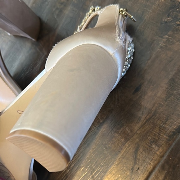 Badgley Mischka Elegant Satin Jeweled Women's Heels - Picture 5 of 8